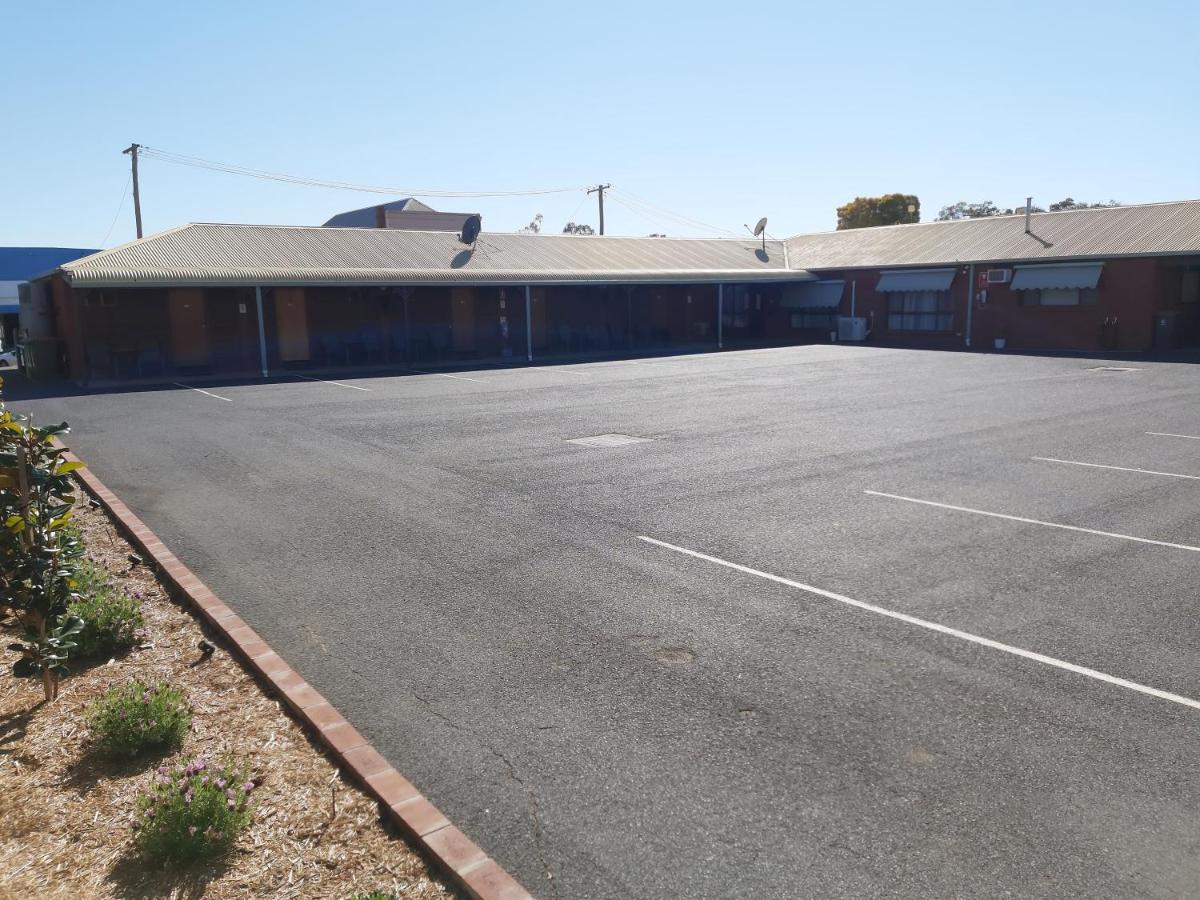 Country Mile Motor Inn Forbes Exterior foto